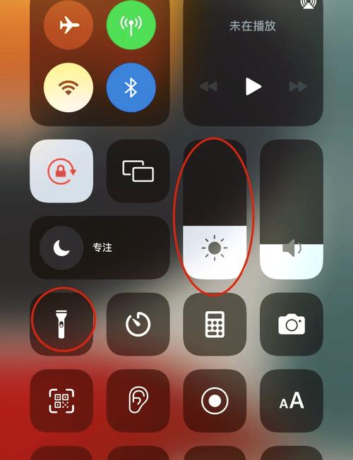苹果手机自动调节亮度怎么关闭