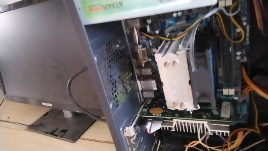 电脑开不了机风扇转一下停一下