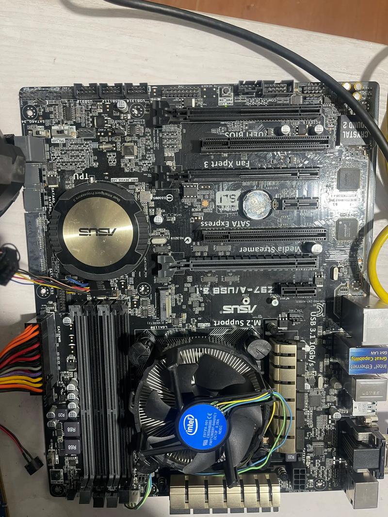 电脑卡在主板logo界面