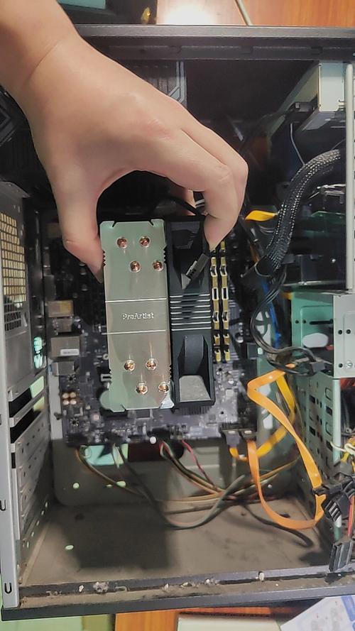 电脑散热器声音很大怎么办