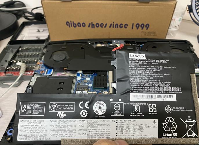 笔记本电脑的电池在哪里