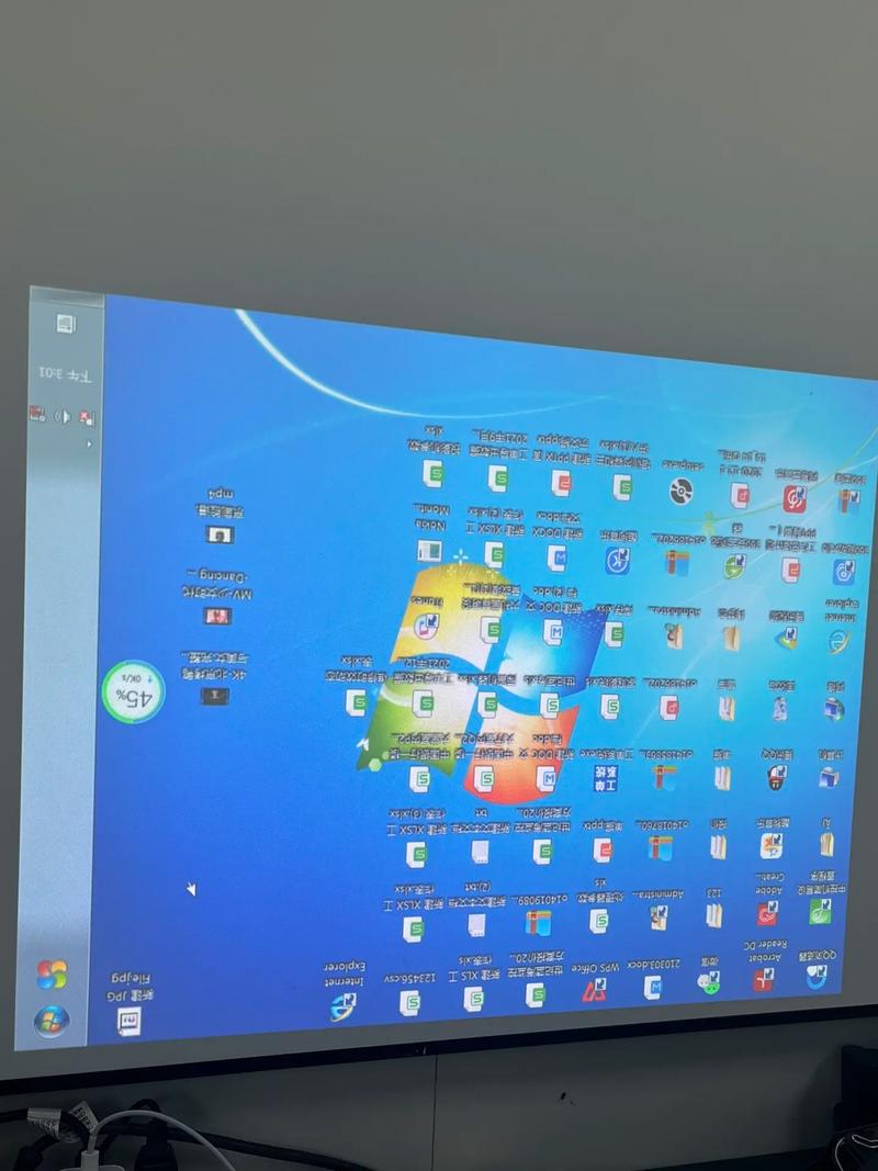 电脑连接投影仪显示不全