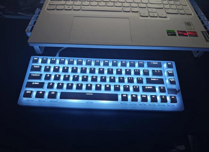 笔记本电脑键盘怎么发光